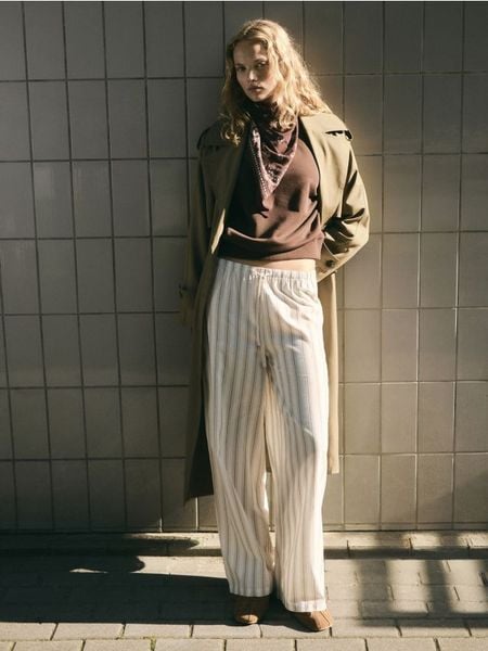 Bawełniana bluza - ciemnobrązowy. Brązowe bluzy bez kaptura damskie Reserved, l, z bawełny. W wyprzedaży za 65.99 zł.