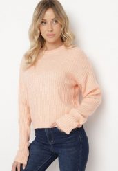 Jasnoróżowy Sweter o Pudełkowym Kroju z Prążkowanym Tłoczeniem Omelis. Czerwone swetry klasyczne damskie Born2be, m, z jeansu, bez kołnierzyka. Za 99.99 zł.