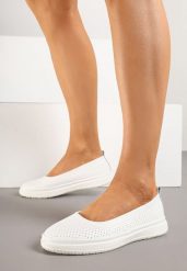 Białe Skórzane Półbuty w Stylu Balerinek z Perforacją Viadoria. Białe półbuty damskie Born2be, z aplikacjami, z jeansu, eleganckie, bez obcasa. Za 109.99 zł.