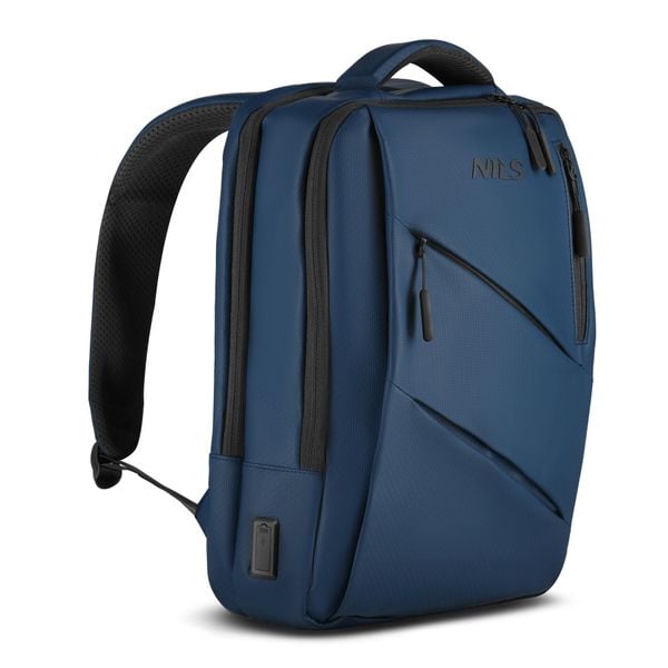 Plecak na laptop NILS NC4502 15 l z portami USB i USB-C. Czarne plecaki męskie Nils, bez wzorów, z materiału. Za 109.00 zł.