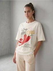 Bawełniana koszulka z nadrukiem chilli - kremowy. Białe t-shirty damskie Sinsay, l, bez wzorów, z bawełny, bez kołnierzyka. Za 19.99 zł.