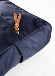 Plecak z kontrastowymi detalami. Niebieskie plecaki damskie bonprix, bez wzorów, sportowe. Za 119.99 zł.