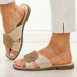 Złote klapki damskie Potocki 43344. Żółte klapki damskie POTOCKI, z aplikacjami, z materiału, bez obcasa, na płaskiej podeszwie. Za 139.00 zł.