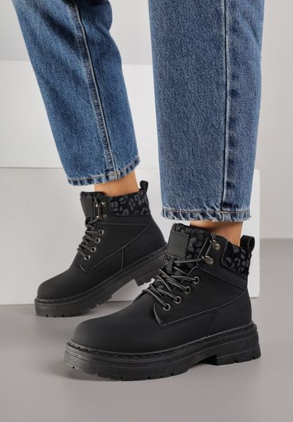 Czarne Trapery Zdobione Wzorzystymi Wstawkami Vetiane. Czarne trapery damskie Born2be, z jeansu, bez obcasa. Za 119.99 zł.