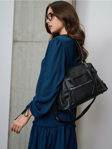 Torba typu bowling z kieszeniami z imitacji skóry - czarny. Czarne torebki klasyczne damskie Sinsay, bez wzorów, ze skóry, bez dodatków. Za 59.99 zł.