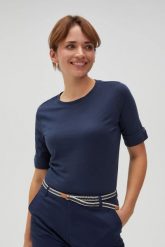 Gładki t-shirt z podwijanymi rękawami granatowy. Niebieskie t-shirty damskie MOODO, bez wzorów, z bawełny, bez kołnierzyka. Za 49.99 zł.