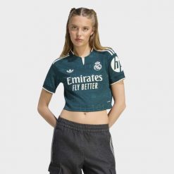 Krótka koszulka wyjazdowa Real Madryt 26/27. Zielone t-shirty damskie Adidas, xs, bez wzorów, z dzianiny, bez kołnierzyka. Za 369.00 zł.