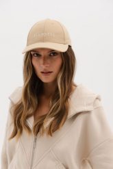 CZAPKA GAIA KAMELOWA One size - Flawless. Czapki z daszkiem damskie Flawless, bez wzorów, z tkaniny. Za 160.00 zł.