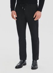 PAKO LORENTE – Czarne spodnie męskie. Czarne spodnie materiałowe męskie Pako Lorente, bez wzorów, z elastanu, casualowe. Za 199.99 zł.