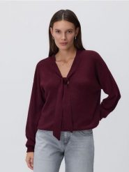 Sweter z ozdobnym wiązaniem - bordowy. Czerwone swetry klasyczne damskie Reserved, l, z dzianiny, bez kołnierzyka. Za 119.99 zł.