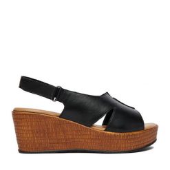 Sandały Lasocki. Czarne sandały damskie Lasocki, bez wzorów, bez obcasa, na koturnie. Za 199.99 zł.