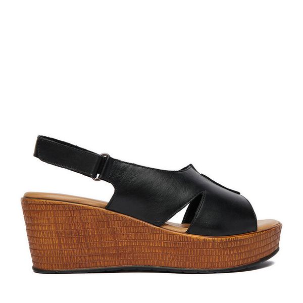 Sandały Lasocki. Czarne sandały damskie Lasocki, bez wzorów, bez obcasa, na koturnie. Za 199.99 zł.