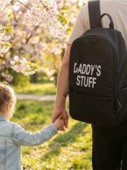 Plecak z przewijakiem i napisem Daddy’s stuff - czarny. Czarne plecaki damskie Sinsay, bez wzorów, sportowe. Za 49.99 zł.