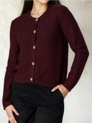 Sweter z ozdobnymi guzikami - czerwony. Czerwone swetry klasyczne damskie Sinsay, l, bez kołnierzyka. Za 49.99 zł.