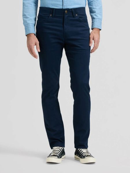 MESKIE SPODNIE LEE SLIM FIT MVP RIVET NAVY 112376323. Niebieskie spodnie materiałowe męskie Lee, bez wzorów, z jeansu. Za 189.99 zł.