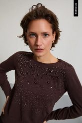 Sweter z ozdobymi dżetami brązowy. Brązowe swetry klasyczne damskie MOODO, l, z poliamidu, bez kołnierzyka. Za 149.99 zł.