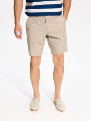 Szorty regular fit - beżowy. Brązowe szorty męskie Reserved, bez wzorów, z tkaniny. Za 129.99 zł.