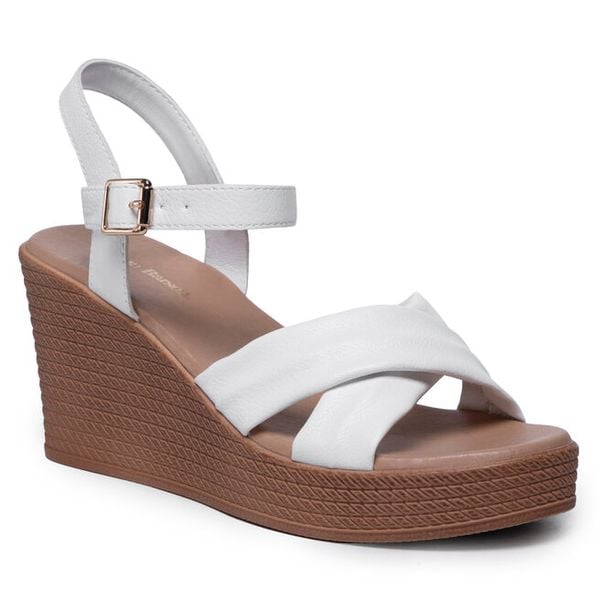 Sandały Clara Barson. Białe sandały damskie Clara Barson, bez wzorów, bez obcasa, na koturnie. Za 129.99 zł.