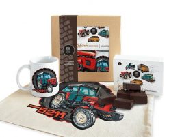 Zetor 5211 — paczka (Zawartość paczki: koszulka, torba, kubek, słodycze; Rozmiar koszulki / bluzy: M (damska); Kolor koszulki / bluzy: biały; Rodzaj n. Białe t-shirty damskie nikiniki, m, bez wzorów, z bawełny, bez kołnierzyka. Za 169.00 zł.