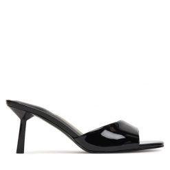 Klapki Guess. Czarne klapki damskie Guess, z aplikacjami, bez obcasa. Za 549.99 zł.