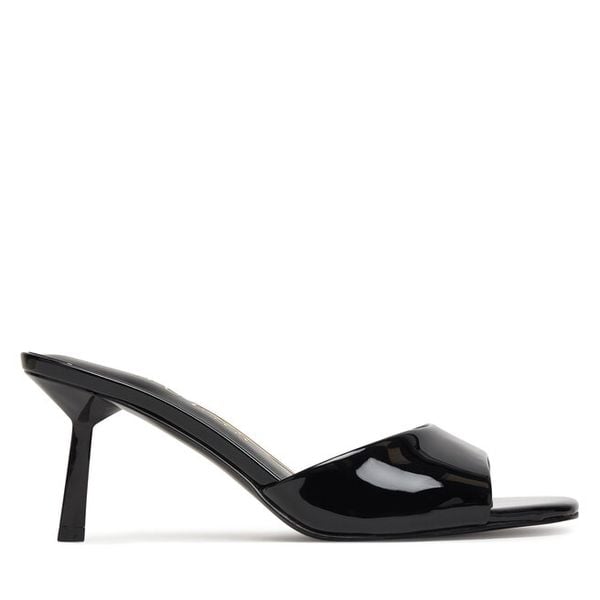 Klapki Guess. Czarne klapki damskie Guess, z aplikacjami, bez obcasa. Za 559.99 zł.