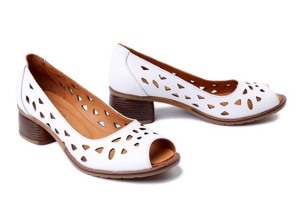 ARTIKER RELAKS 58C2100 biały, czółenka damskie. Białe czółenka damskie Artiker Relaks, bez wzorów, ze skóry, bez obcasa, na obcasie. Za 274.90 zł.