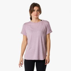 Koszulka treningowa damska Swedemount Core Loose Fit Tee szybkoschnąca. Fioletowe bluzki damskie SWEDEMOUNT, bez wzorów, bez ramiączek. Za 57.00 zł.
