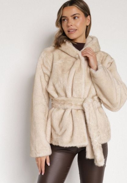 Beżowa Kurtka Futerko z Kapturem i Wiązanym Paskiem Zetara. Brązowe kurtki damskie Born2be, l, bez wzorów, z dzianiny, z kapturem. Za 229.99 zł.