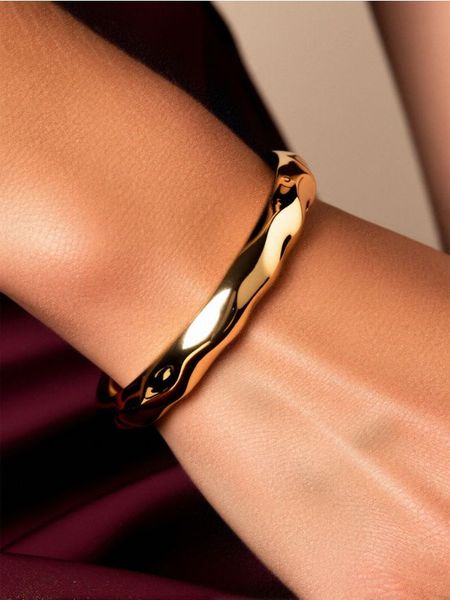 Bransoletka z błyszczącym wykończeniem - złoty. Żółte bransoletki damskie Sinsay, złote. Za 12.99 zł.