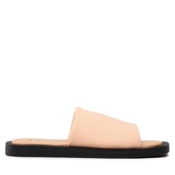 Klapki Bata. Brązowe klapki damskie Bata, bez wzorów, bez obcasa. Za 139.99 zł.