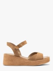 Rude sandały damskie DONNA. Brązowe sandały damskie Ryłko, bez wzorów, z materiału, bez obcasa, na obcasie. W wyprzedaży za 349.99 zł.