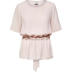 Bluzka w kolorze jasnoróżowym. Czerwone bluzki damskie Selected Femme, bez wzorów, bez kołnierzyka, bez ramiączek. W wyprzedaży za 85.95 zł.