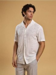 Wiskozowa koszula ze wzorem - kremowy. Białe koszule męskie Sinsay, l, bez wzorów, z wiskozy, bez kołnierzyka, bez ramiączek. Za 49.99 zł.