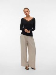 Vero Moda Bluzka w kolorze czarnym rozmiar: XS. Czarne bluzki damskie Vero Moda, xs, bez wzorów, z koronki, bez kołnierzyka, bez ramiączek. Za 90.95 zł.