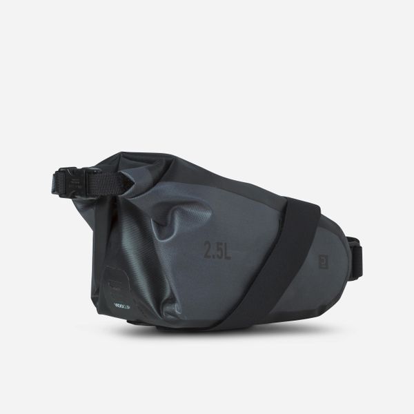 Torba rowerowa Btwin pod siodło 2,5 L szczelna. Czarne torebki klasyczne damskie RIVERSIDE, bez wzorów, z materiału, bez dodatków. Za 99.99 zł.