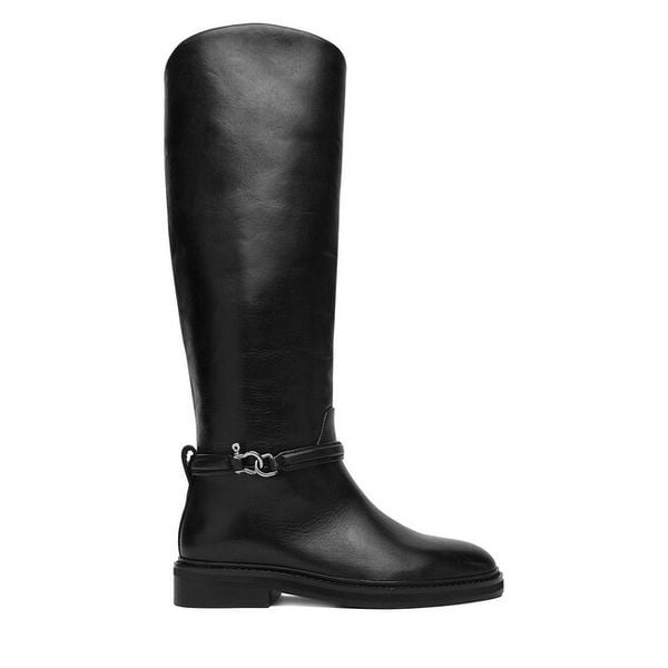 Oficerki GINO ROSSI. Czarne kozaki damskie Gino Rossi, bez obcasa, na płaskiej podeszwie. Za 599.99 zł.