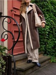 Długi płaszcz z imitacji skóry - brązowy. Brązowe płaszcze damskie Sinsay, l, bez wzorów, ze skóry. Za 159.99 zł.