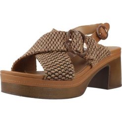 Sandały CARMELA 163157C Brązowy. Brązowe obuwie trekkingowe damskie Carmela, bez wzorów, ze skóry, bez obcasa. Za 281.99 zł.