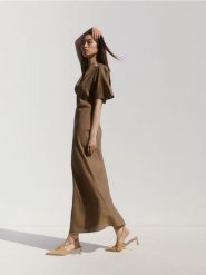 Sukienka maxi z lnem - oliwkowy. Zielone sukienki damskie Reserved, na co dzień, l, bez wzorów, z lyocellu, bez kołnierzyka, bez ramiączek, maxi, proste. Za 229.99 zł.