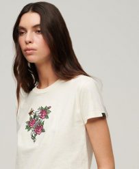 Koszulka dopasowana z haftem tatuażu. Czerwone t-shirty damskie Superdry., bez wzorów, z bawełny, bez kołnierzyka. Za 126.50 zł.