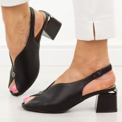 Czarne skórzane sandały damskie Cambell 35301. Czarne sandały damskie Cambell, w ażurowe wzory, ze skóry, bez obcasa, na obcasie. Za 219.00 zł.