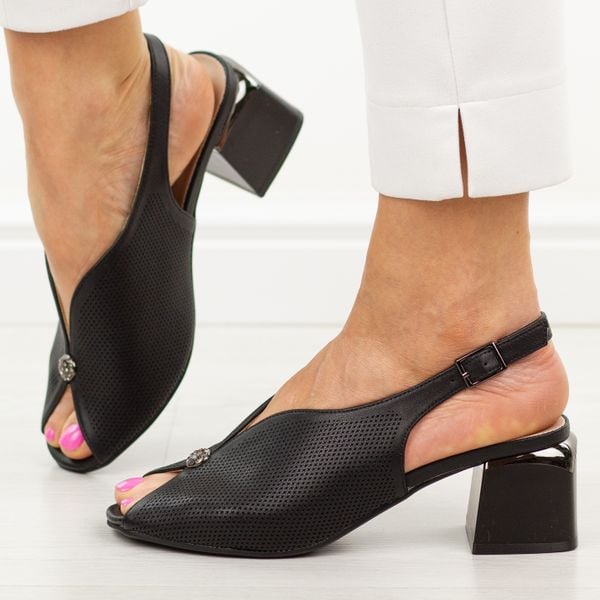 Czarne skórzane sandały damskie Cambell 35301. Czarne sandały damskie Cambell, w ażurowe wzory, ze skóry, bez obcasa, na obcasie. Za 219.00 zł.