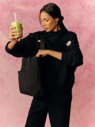 4F Bluza dresowa oversize z kapturem damska - czarna M. Czarne bluzy sportowe damskie 4f, m, bez wzorów, z dresówki, bez ramiączek, z kapturem. Za 179.99 zł.