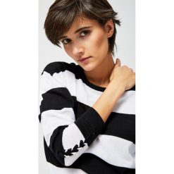Sweter w paski. Białe swetry klasyczne damskie MOODO, l, bez kołnierzyka. Za 29.99 zł.