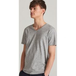 T-shirt z dekoltem w serek - Jasny szary. Szare t-shirty damskie Reserved, l, bez wzorów, bez kołnierzyka. Za 49.99 zł.