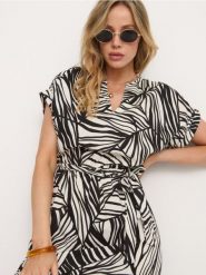 Wiskozowa sukienka midi z rękawem kimono w abstrakcyjny wzór - wielobarwny. Sukienki damskie Sinsay, l, bez wzorów, z wiskozy, bez kołnierzyka, bez ramiączek, midi. Za 39.99 zł.