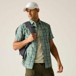 Koszula Regatta Mindano. Zielone koszule męskie Regatta, bez wzorów, bez kołnierzyka, bez ramiączek. Za 203.00 zł.