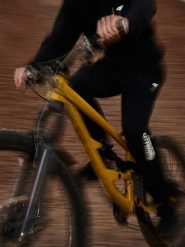 4F Spodnie casual męskie - czarna M. Czarne spodnie materiałowe męskie 4f, bez wzorów, z tkaniny, casualowe. Za 189.99 zł.