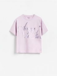 T-shirt z nadrukiem - lawendowy. Fioletowe koszulki dziewczęce Reserved, bez wzorów, z bawełny, bez ramiączek. Za 27.99 zł.