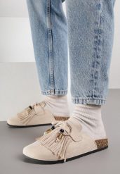 Beżowe Klapki Mule z Imitacji Zamszu Zdobione Koralikami i Frędzlami Elwedena. Brązowe klapki damskie Born2be, z aplikacjami, z jeansu, bez obcasa, na płaskiej podeszwie. Za 79.99 zł.